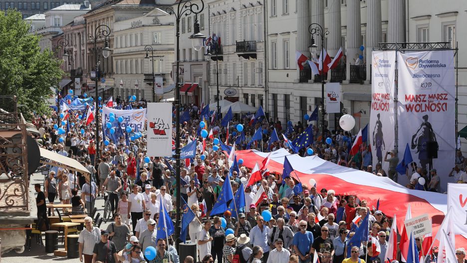 Dwóch posłów PO podczas Marszu Wolności odpaliło race