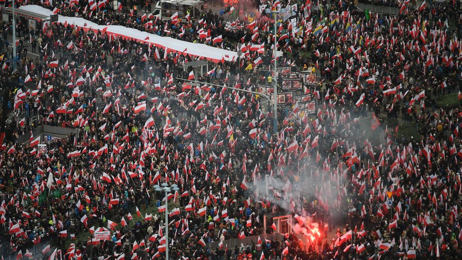 Uczestnicy Marszu Niepodległości zbierają się na rondzie Dmowskiego w Warszawie