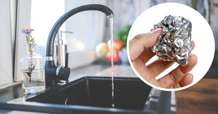 Zawsze trzymam kulkę z folii aluminiowej przy zlewie. Oszczędzam tak sporo pieniędzy