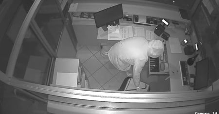 Włamanie z kradzieżą w Kościanie. Policja prosi o pomoc i publikuje nagranie