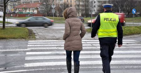Rowerzysta zaatakował pieszego. Mężczyzna walczy o życie w szpitalu