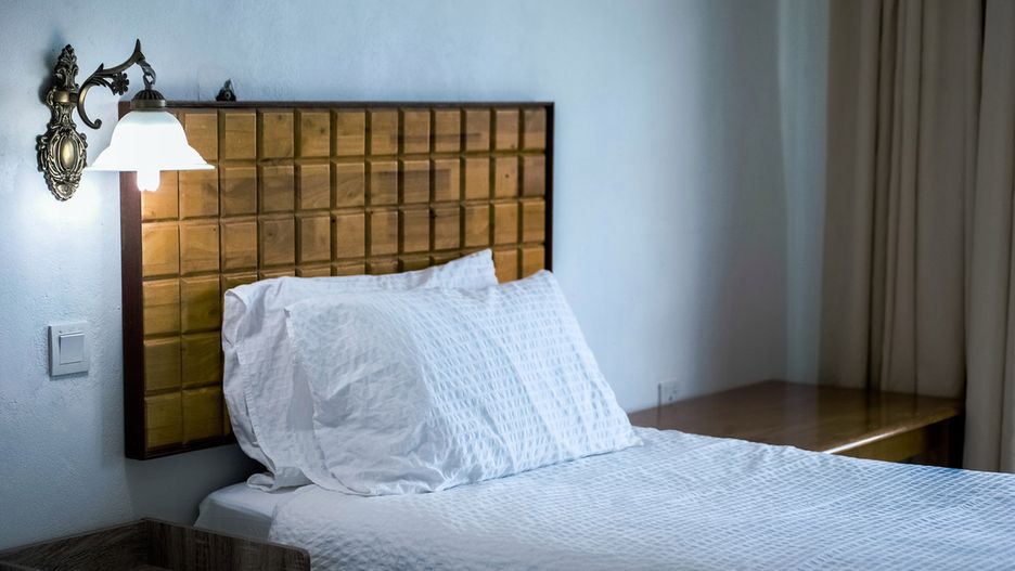 Kinkiet będzie dobrym zamiennikiem tradycyjnej, stojącej lampki