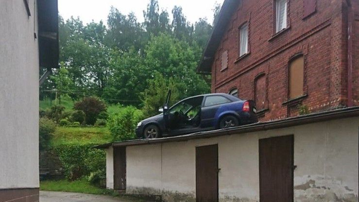 Wałbrzych. Uciekał przed policją. Wylądował na dachu budynku