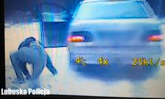 Wyskoczył z jadącego auta. Pościg za oszustem