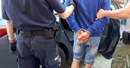 Pijany kierowca uciekał przed policją. Staranował 5 samochodów i potrącił funkcjonariuszkę