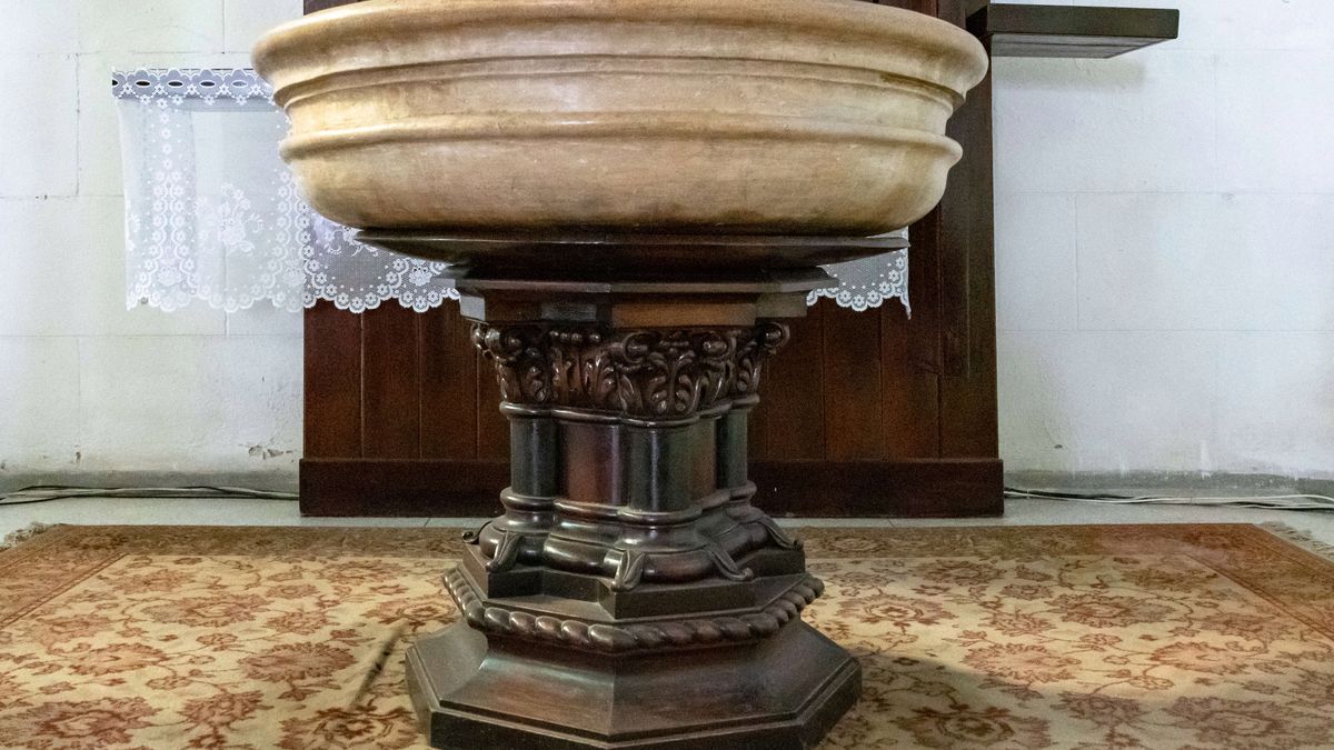 SANTA CLARA, VILLA CLARA, CUBA - 2019/03/12: The baptismal font in the Santa Clara of Asis Cathedral which is the most important church in the city and a tourist attraction. The object is as old as the city itself and it has a base made of solid wood. (Photo by Roberto Machado Noa/LightRocket via Getty Images)