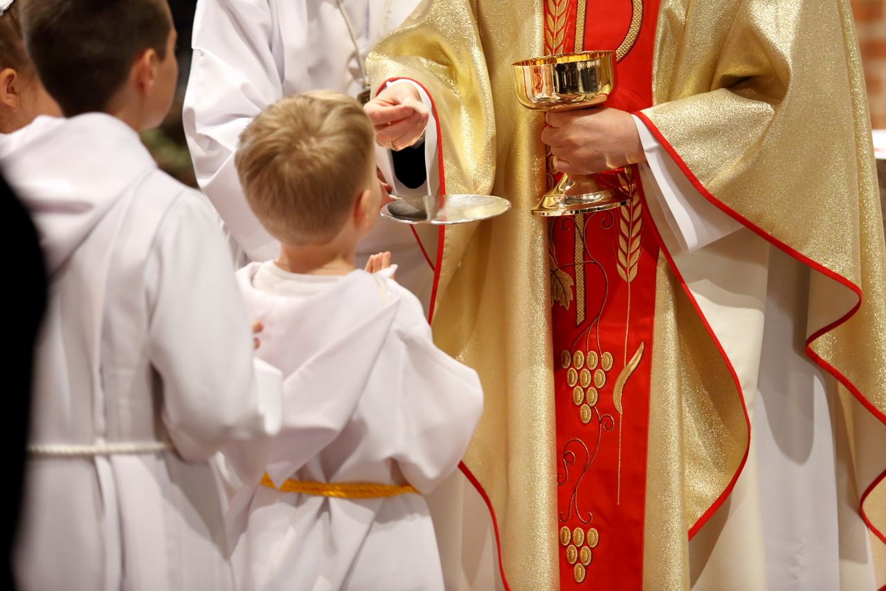 Ksiądz zabrał Jurka do Włoch. Tak działają pedofile - tłumaczy teraz chłopak