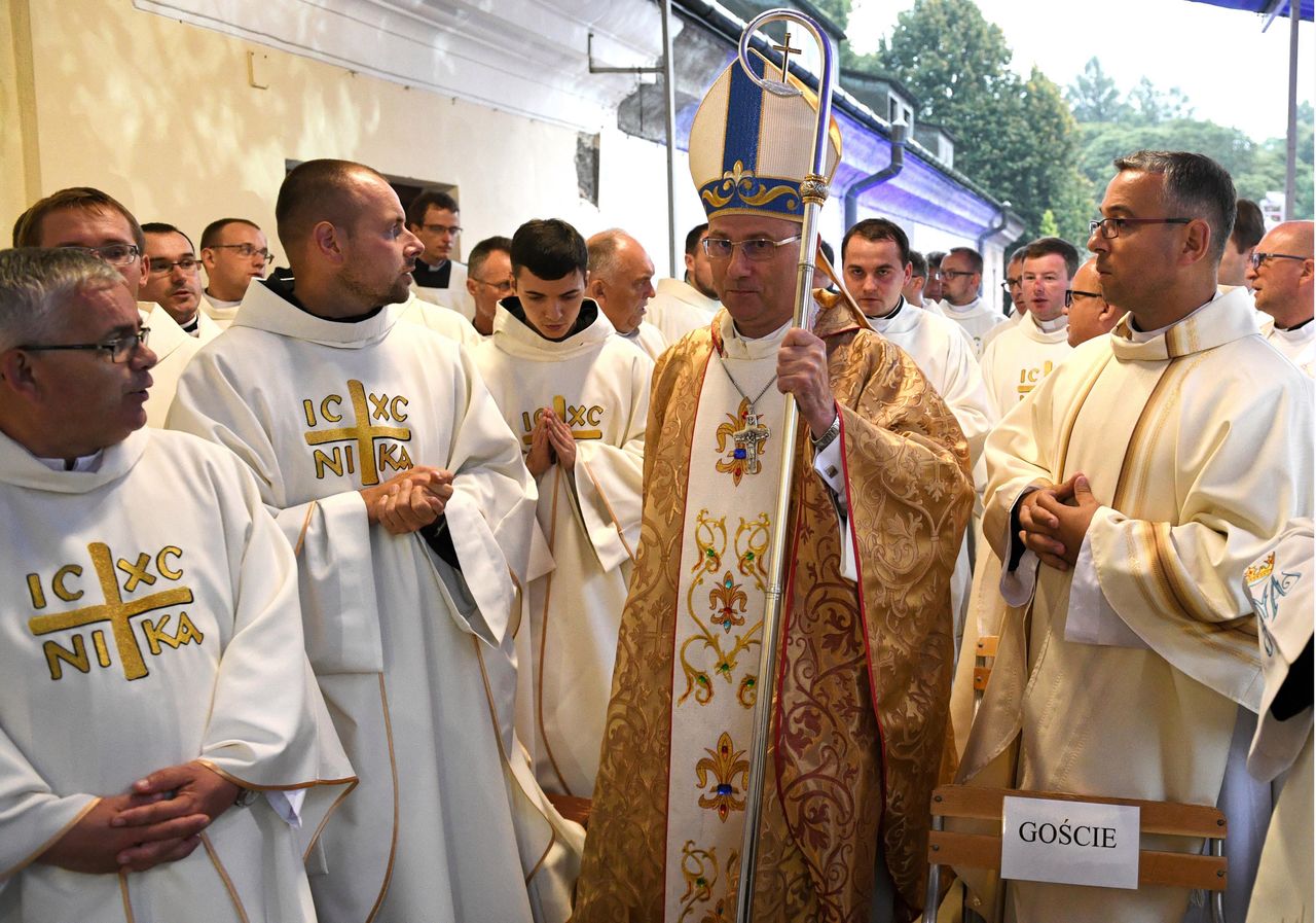 Sondaż. Tylko 20 proc. Polaków całkowicie ufa polskiemu Kościołowi