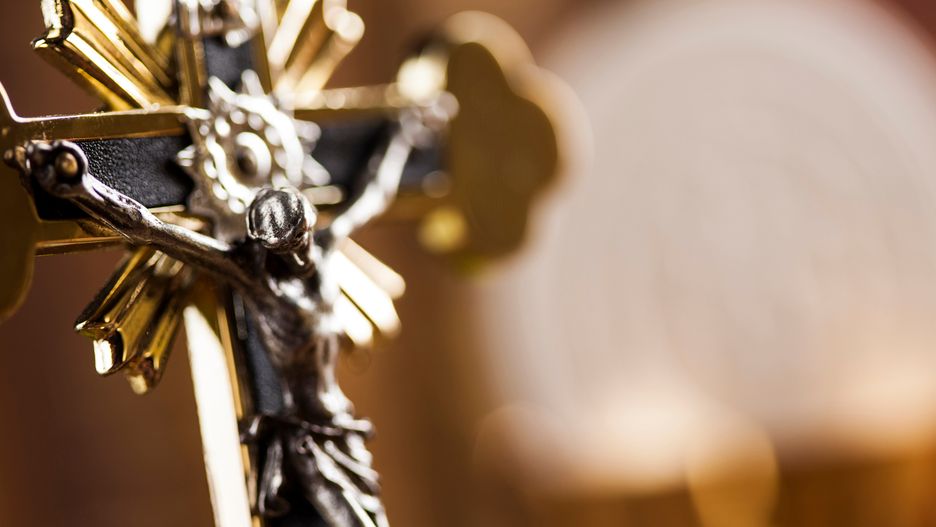 Przyjmujący intencję wikary wyglądał na zmartwionego