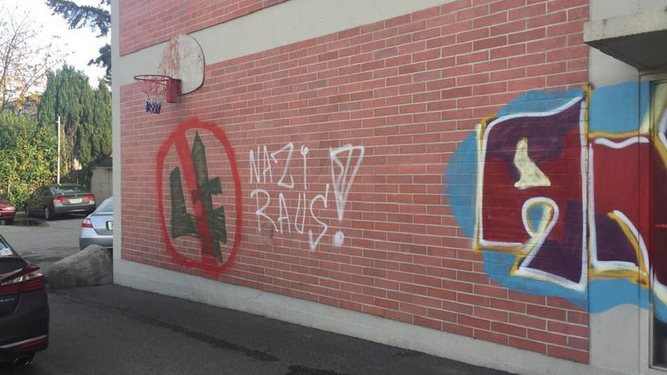 Wśród graffiti pojawił się przekreślony znak falangi. 