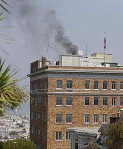 Gryzący czarny dym z komina konsulatu Rosji w San Francisco