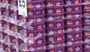 Jeszcze nie minęły wakacje, a Tesco sprzedaje słodycze na… święta Bożego Narodzenia