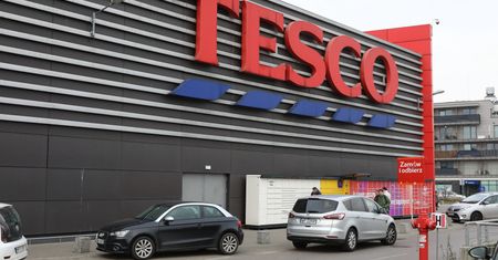 Zwolnienia grupowe w Tesco. Związkowcy piszą do władz: warunki wypłaty dodatku są krzywdzące