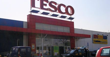 Tesco rezygnuje ze sprzedaży żywych karpi. Klienci kupią tylko mrożone ryby