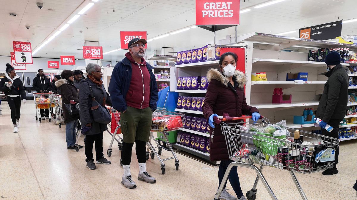 Tesco zatrudnia nowych pracowników w Wielkiej Brytanii. Sieć supermarketów odczuła niedobory personelu z powodu epidemii koronawirusa. 