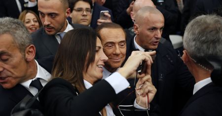 Silvio Berlusconi pożałował. Robił sobie zdjęcie