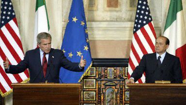 George W. Bush i Silvio Berlusconi na wspólnej konferencji prasowej