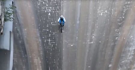 Zjechał z 200 metrów głową w dół!