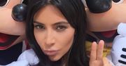 Kim Kardashian w obcisłej bluzce podkreśla ciążowe krągłości