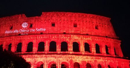 Koloseum skąpane we "krwi". Wymowny gest upamiętnia mordy na chrześcijanach