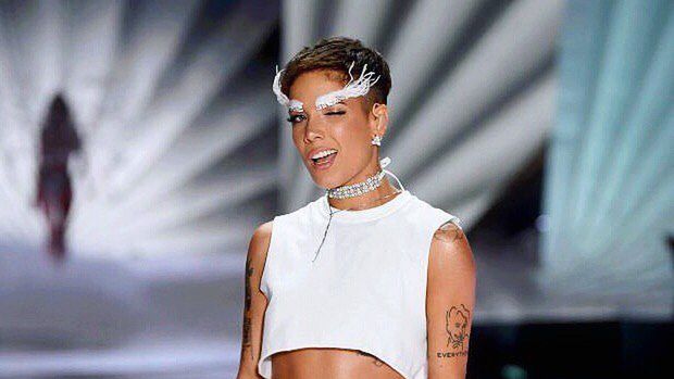 Halsey zaśpiewała na pokazie Victoria's Secret.