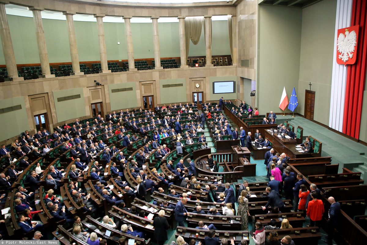 Posiedzenie Sejmu. Posłowie zajmują się kontrowersyjną ustawą. Relacja na żywo