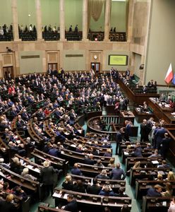 Poparcie dla PiS rośnie. W Sejmie łącznie pięć ugrupowań