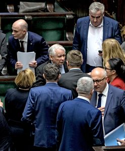 Sejm. Zebranie klubu PiS z udziałem Mateusza Morawieckiego i Jarosława Kaczyńskiego