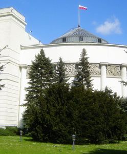 Nowy sondaż CBOS. PiS nadal na szczycie, szybko rośnie poparcie dla Nowoczesnej