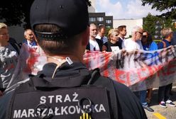 Tragifarsa w "twierdzy paździerz". Tak władza i opozycja ośmieszają polski Sejm