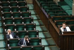 Gorąca noc w Sejmie, a przed budynkiem pikieta. "Nie zachowuj się jak rozbrykany gimnazjalista"