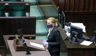 Obrady Sejmu w cieniu koronawirusa. Posłowie w maskach i gumowych rękawiczkach