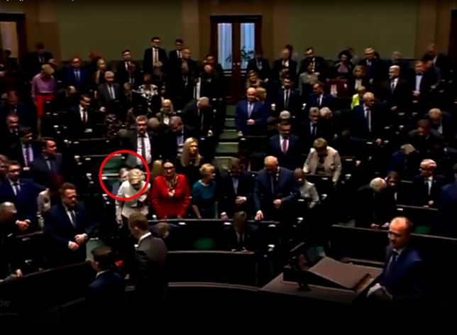 Nie wszyscy posłowie uczcili minutą ciszy śmierć Piotra S. 