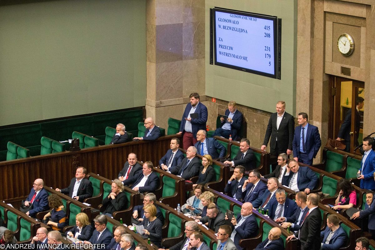 Sejm planuje wydać 2 mln złotych na nowe tablice. "Wszystkich zamurowało"