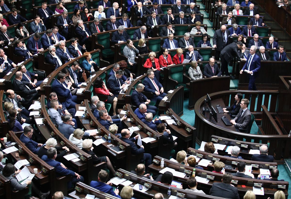 Kary finansowe dla posłów. Sejm zmienił regulamin