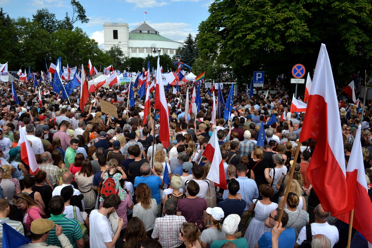 Nagi Kaczyński w holenderskiej gazecie. Satyryczny rysunek o sytuacji w Polsce