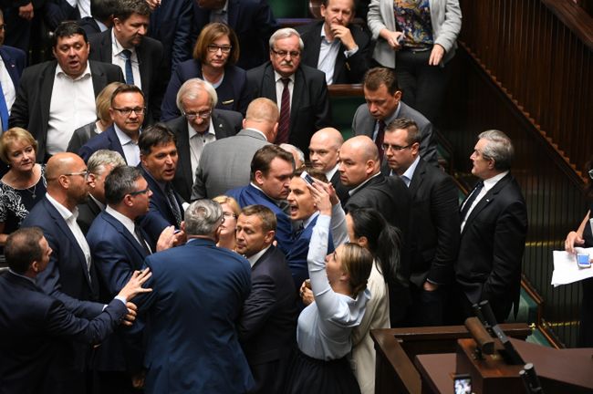 Awantura w Sejmie podczas debaty o SN. Ostre słowa Jarosława Kaczyńskiego, przepychanki przed mównicą
