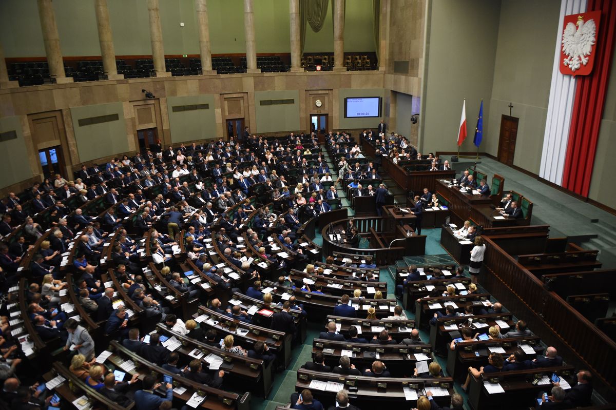 Sondaż. Pięć partii w Sejmie, PiS bez samodzielnej większości
