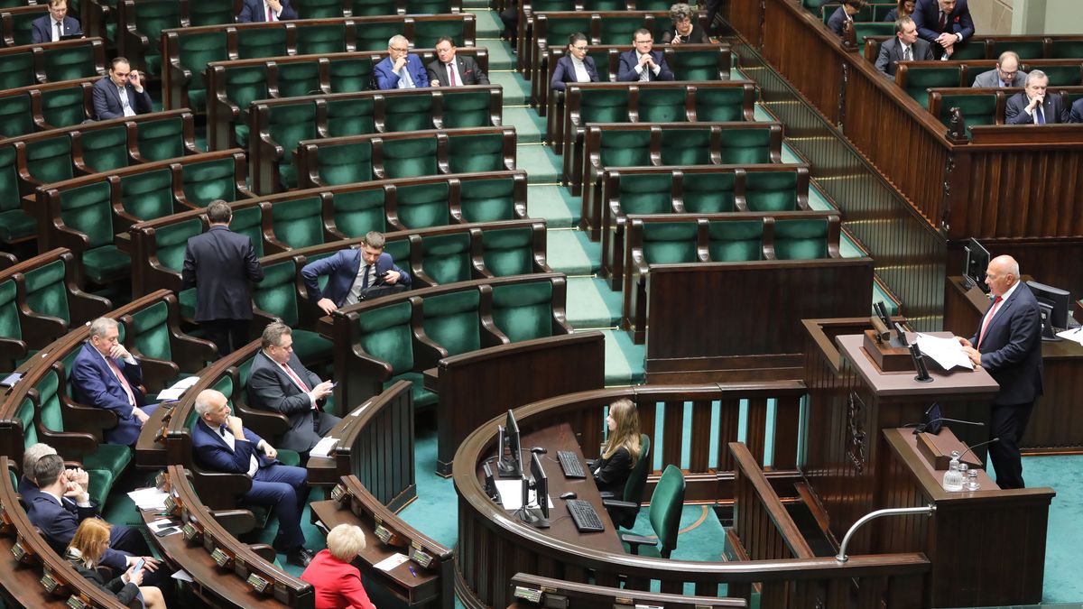  W Sejmie rozpoczęło się pierwsze czytanie projektu ustawy budżetowej na 2020 rok. Na mównicy - minister finansów Tadeusz Kościński 