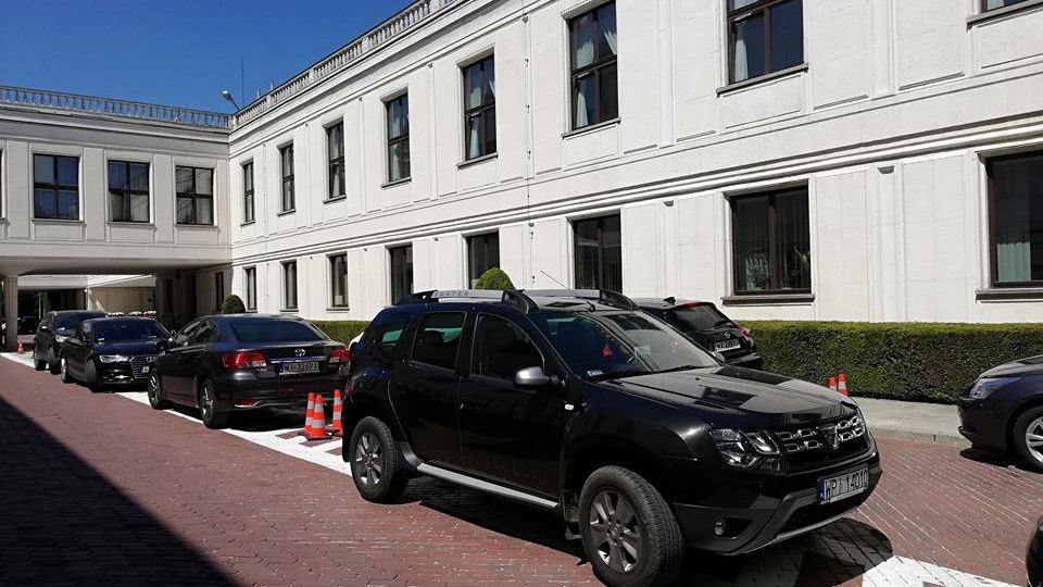 Czwartkowe popołudnie. Tak parkuje się w Sejmie