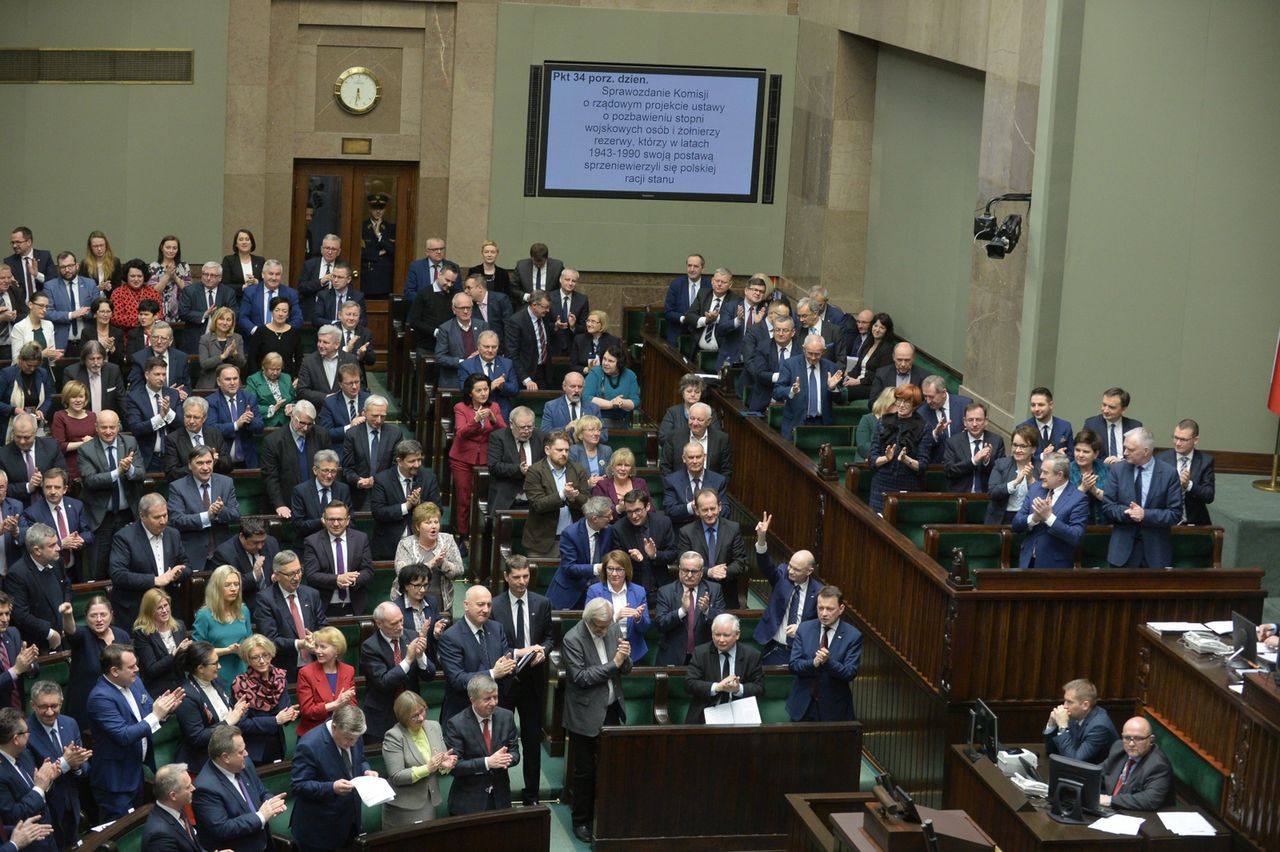 Nowy sondaż wyborczy. W PiS strzelają szampany