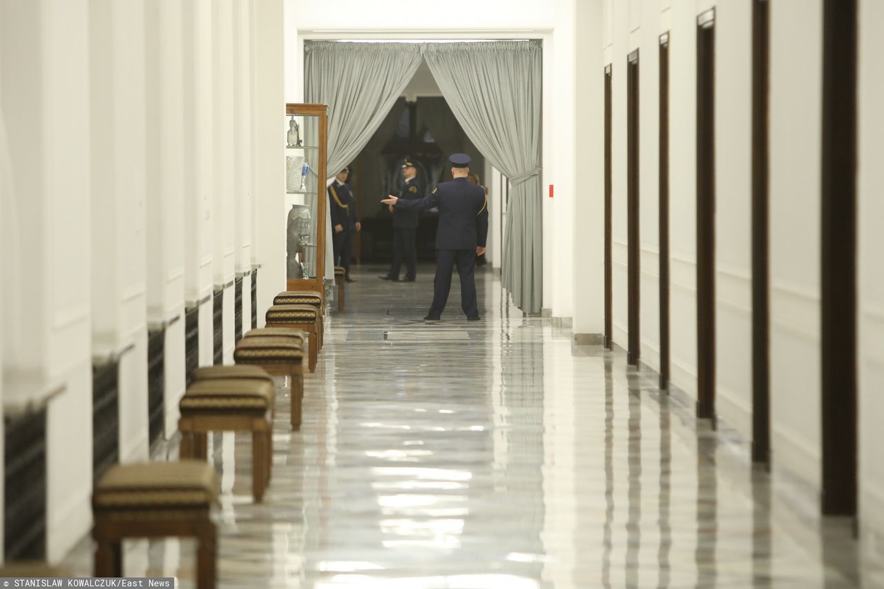 Sejm. Słynna kotara z czasów Marka Kuchcińskiego wciąż na Wiejskiej. "Pani Witek nie zawiodła"