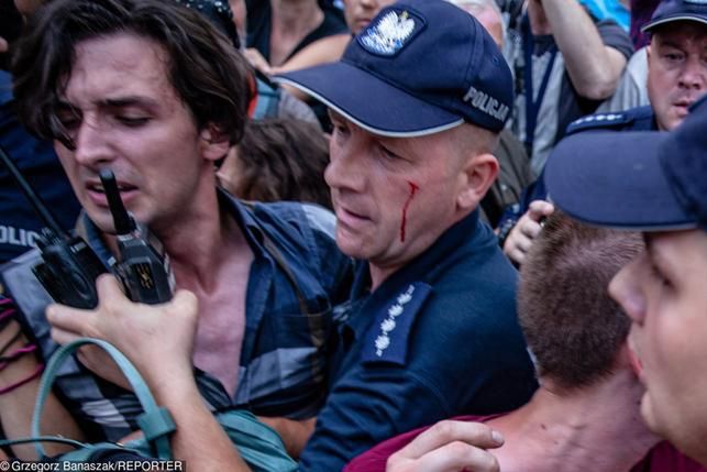 Przepychanki przed Sejmem. Policja zabiera głos. Ostra reakcja