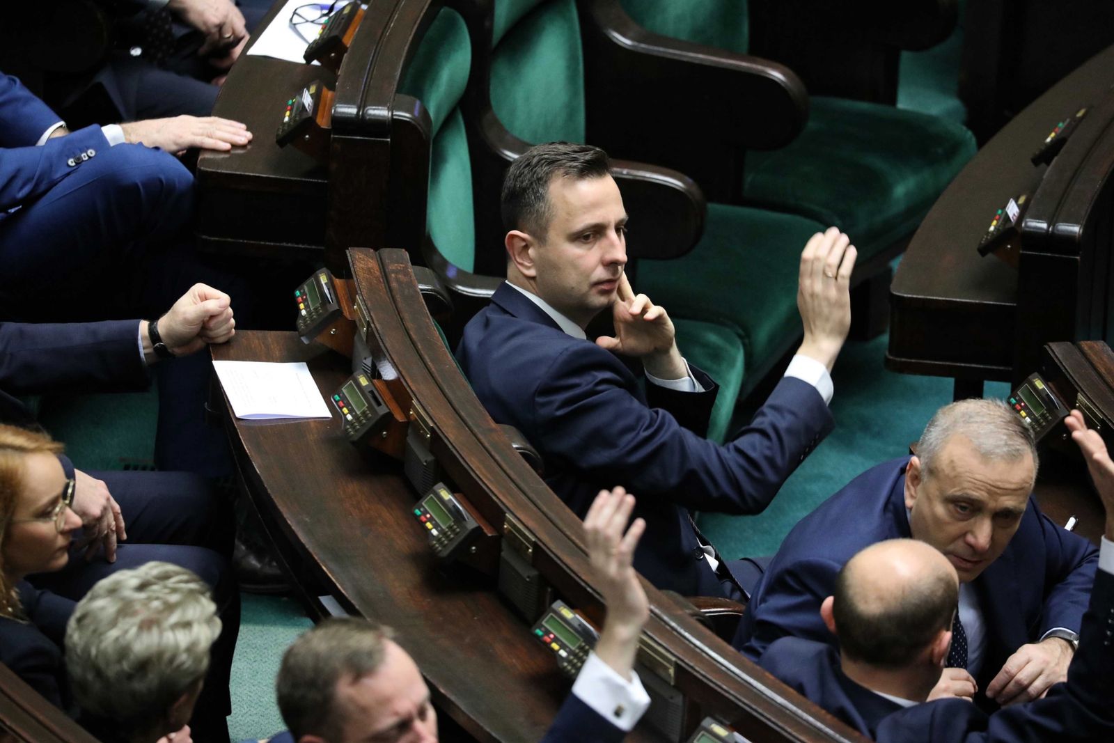 Opozycja przegrała głosowania, choć powinna je wygrać