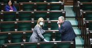 Koronawirus w Polsce. Maseczka na czole, czyli Sejm podczas epidemii. Posłowie się tłumaczą