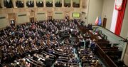 Poparcie dla PiS rośnie. W Sejmie łącznie pięć ugrupowań