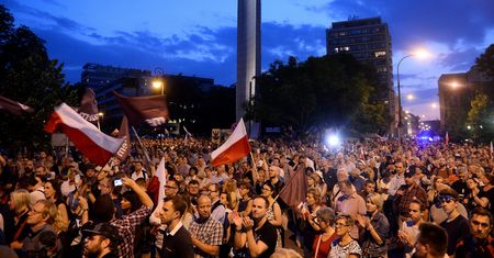 "Cały naród pięści w górę. Obalimy dyktaturę!". Kolejny dzień sejmowej batalii o Sąd Najwyższy