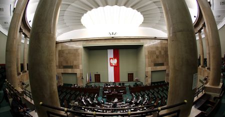 Tego w Sejmie jeszcze nie było. Antyszczepionkowcy i znachorzy na Wiejskiej?