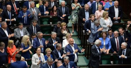 "Pozamiatane. Mamy władzę absolutną zamiast trójpodziału władzy". Ustawa o KRS przegłosowana, Twitter rozpalony do czerwoności