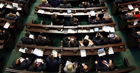 Przed wakacjami Kaczyński ma powody do zadowolenia. PO traci w sondażach